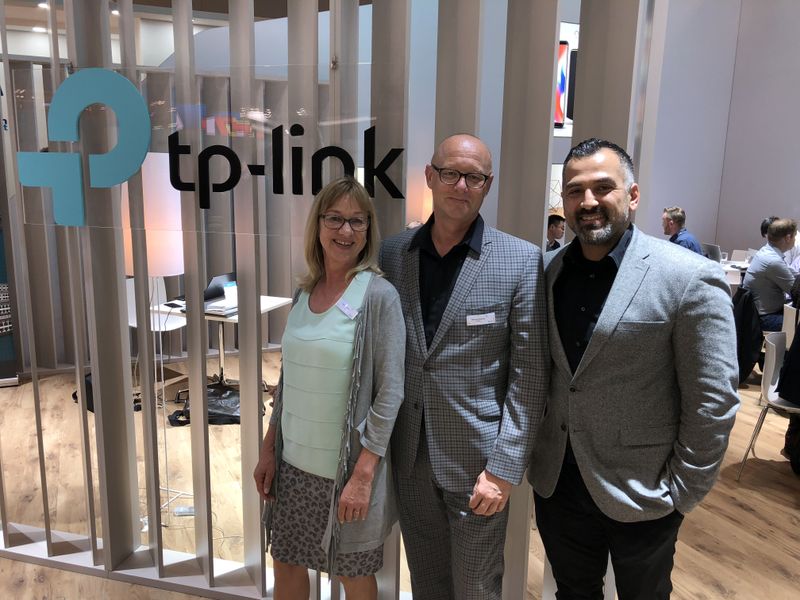 Gaby Büchner und Thomas Wenzel, TP-Link, mit Ünal Özcan, Computeruniverse. (Bild: IT-BUSINESS)