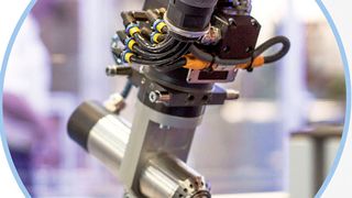 Diese  Drehdurchführung soll Kabelwirrwarr verhindern und das Schlauchpaket schonen. (RSP)