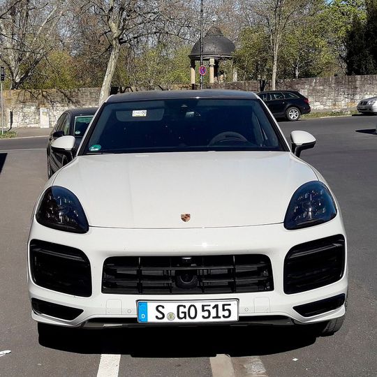 Mächtige Erscheinung: Der Porsche Cayenne E-Hybrid Coupé ist nicht das ideale Fahrzeug für den Stadtverkehr. Mächtige Erscheinung: Der Porsche Cayenne E-Hybrid Coupé ist nicht das ideale Fahrzeug für den Stadtverkehr.