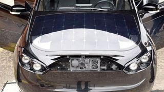 Die Solarzellen schaffen maximal 1,2 kW Ladeleistung. (Bild: Jan Rosenow)