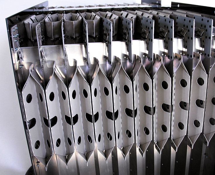 Bild 6: Zur Auslegung und Optimierung der Kunststoff- Federelemente (VQA) auf der Rückseite der Abdeckung (Stahlflex) war besonderes Know-how erforderlich.  (Bild: Möllerwerke)