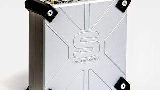 Robuste Box für die Datensicherheit: Die neue Hardware Symmedia SP/1 Plug & Work Box Industrial speichert große Mengen an Maschinendaten sicher ab und schützt sich mit einer Firewall vor Fremdzugriff. (Symmedia)