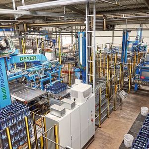Blick auf die Palettiertechnik der neuen Glasanlage.  