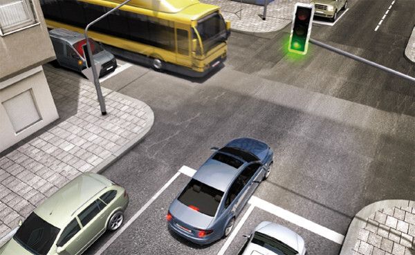 Kreuzungsassistent: Das System unterstützt den Fahrer beim Linksabbiegen. Es überwacht kontinuierlich den Gegenverkehr und warnt bei drohenden Kollisionen. Reagiert der Fahrer nicht rechtzeitig, kann das System einen Unfall durch automatisches Bremsen vermeiden. (Bosch)