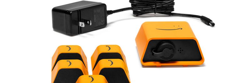 Im Rahmen der Kundenveranstaltung re:Invent stellte AWS verschiedene Lösungen für Unternehmen vor, unter anderem auch das hier zu sehende Amazon Monitron Starter Kit.(Bild:  AWS)