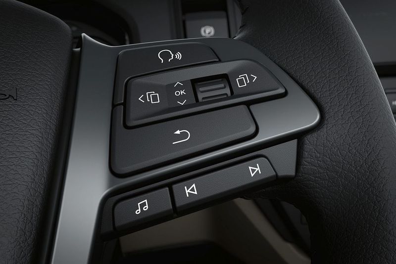 Die Bedieneinheiten am Lenkrad bestehen noch aus echten Schaltern. Viele Fahrer dürften das bevorzugen. (Bild: MAN Truck & Bus SE)