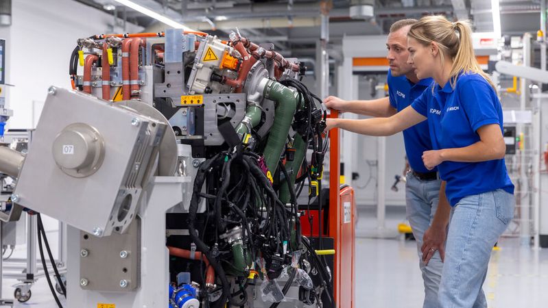 Bosch fertigt das prämierte Fuel Cell Power Module für Nutzfahrzeuge seit 2023 in Stuttgart-Feuerbach. Das Antriebssystem ist hochintegriert und besteht aus mehreren hundert Einzelteilen.(Bild:  Bosch)