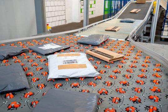 Polybags auf einer Cellumation-Förderstrecke: Auch solche Tüten können damit auf kleinem Raum im großen Stil gefördert werden.(Bild:  Cellumation)