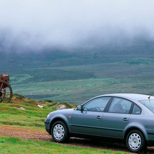Dienstwagenfahrers Liebling: Der VW Passat startete 1996 in neuer Generation. Anders als bei den Vorgängermodellen B4 und VW Passat B3 35i ab 1988 ist der Motor des B5 wieder längs eingebaut. Der Antriebsstrang entspricht dem des Ende 1994 eingeführten Audi A4. Mit dem B5 wollte Volkswagen neue Qualitätsstandards für zukünftige VW-Fahrzeuge setzen. So bestand die Karosserie elektrolytisch verzinkten Blechen. Der B5 war zudem das erste VW-Modell mit einem CAN-Bus (für die Komfortsysteme).(Bild:  VW)