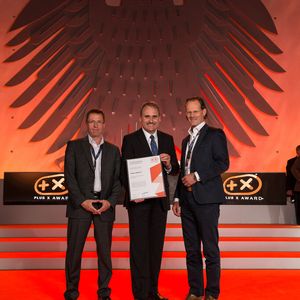 Der technische Leiter von Ziehl-Abegg, Dr. Walter Angelis (Mitte), nimmt die Auszeichnung bei der Award Night im früheren Bundestag in Bonn entgegen. Es gratulieren (links) Fachjournalist Detlev Knecht und Fachmagazinverleger Christopher Strobel (rechts).