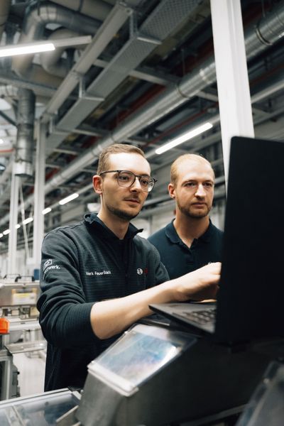 iXi generiert aus einer einfachen Zielbeschreibung selbstständig den passenden Steuerungscode - on der Antriebs-Parametrierung bis zur Dokumentation. (Bild: Bosch)