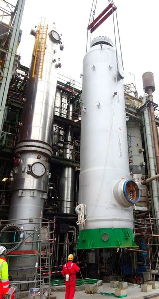 Die Modernisierung beinhaltete den Austausch von Reaktoren, Subreaktoren und Abhitzewärmetauschern. (Bild: EDL Anlagenbau)