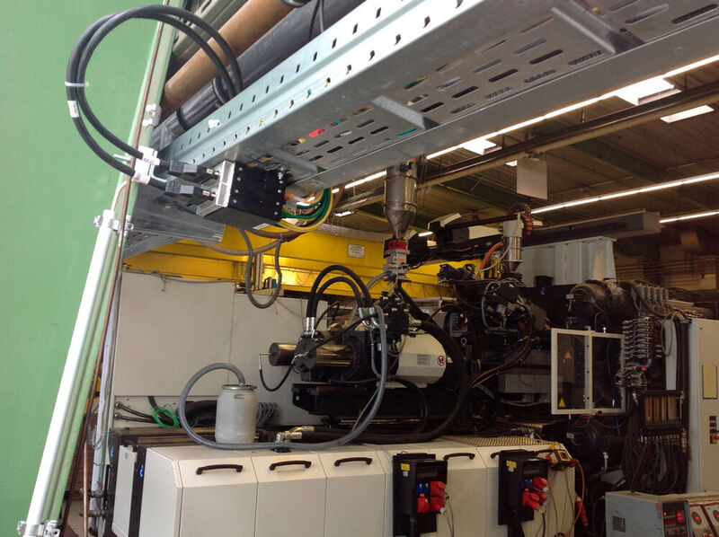 Für die Vernetzung seiner Maschinen und den Aufbau von LWL-Knotenverbindungen setzt der Kunststoffverarbeiter Coko auf ein modulares Verkabelungssystem der TDE.  (Coko Kunststoffwerk)