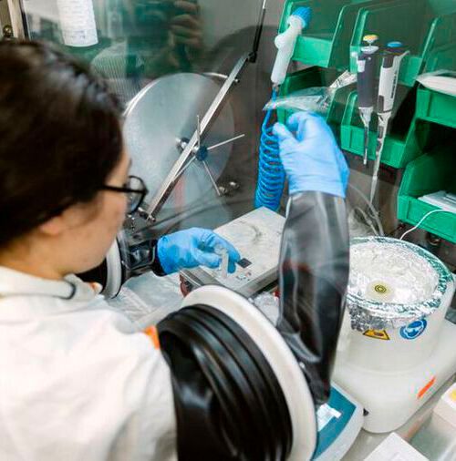 At the glovebox array – a sealed container in which sensitive substances can be processed in a closed atmosphere – Master’s degree student Yanning Ding is demonstrating how the ultra-thin perovskite layer is produced. At the glovebox array – a sealed container in which sensitive substances can be processed in a closed atmosphere – Master’s degree student Yanning Ding is demonstrating how the ultra-thin perovskite layer is produced.