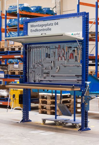 Mit einem Handgriff einsatzbereit: die multifunktionale Arbeitsinsel ABI mit einklappbarer
Werkbank. (Bild: Apfel)