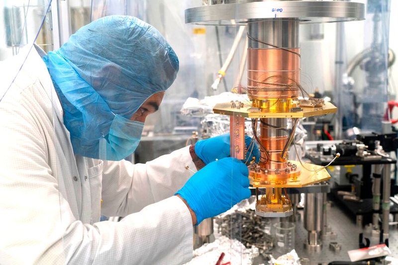 Montagearbeiten am Kryostaten (Bild: Christoph Georges/ Eleqtron)