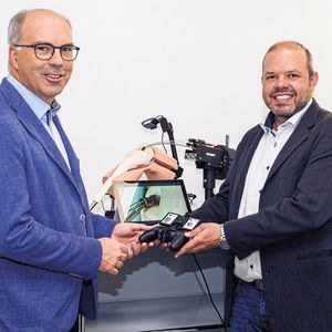 Prof. Dr. Georg Rauter (r.), Leiter des Biromed-Lab am Department of Biomechanical Engineering der Universität Basel, und Eric Schaller (l.), Area Sales Manager bei Beckhoff Schweiz, mit der erfolgreichen Umsetzung des Miracle II-Chirurgieroboters(Bild:  Beckhoff)