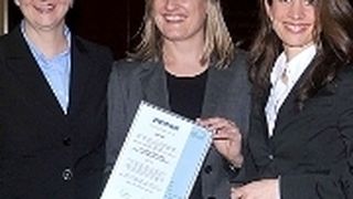 ZDK-Geschäftsführerin Birgit Behrens, Christiane Nicolai, Mitarbeiterin Qualifizierung Handel Audi und Silke Miksche, Leiterin Training Handel Audi (v.li.), freuen sich, dass nun auch Audi beim GATZV dabei ist. (Archiv: Vogel Business Media)