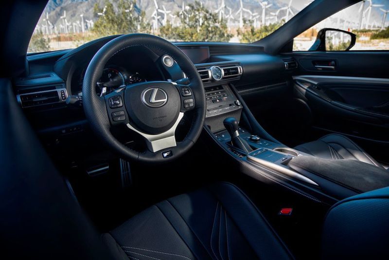 Der Innenraum ist mit feinem Leder ausgeschlagen, bietet jede Menge Karbon-Elemente, die Sportsitze sind vielfach verstellbar und bieten sicheren Seitenhalt. (Lexus)