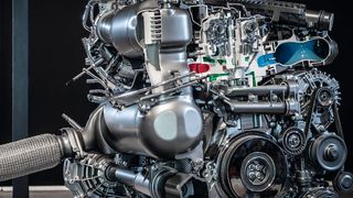 Die Abgasnachbehandlung beim OM 654 q ist sehr nah am Motor untergebracht. Links im Bild der Ammoniak-Sperrkat. (Bild: Daimler)
