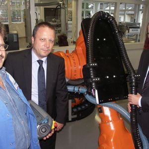Vielfältige Softwarelösungen bzw. Roboter-Bewegungen: von links Martin Weber (Wandres micro-cleaning) mit Jörg Ottersbach, Branchenmanager Automotive und Robotik, und Jochen Becker (beide igus). (Bilder:Igus)