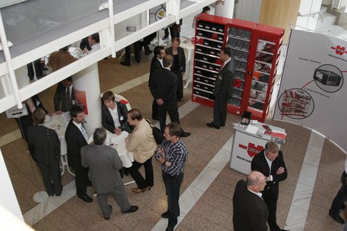 Im Foyer des Kongresshauses Rosengarten präsentierten Unternehmen und Institute ihre Produkte, Lösungen und Dienstleistungen rund um das Thema schlanker Materialfluss. (Archiv: Vogel Business Media)