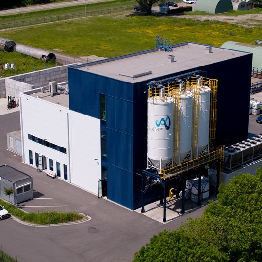 Mit dem physikalischen Recyclingverfahren können in Terneuzen derzeit jährlich 3000 Tonnen HBCD-haltiges Material recycelt werden.(Bild:  Industrieverband Hartschaum e.V.)