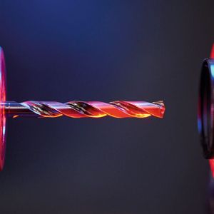 Die neue Titanbohrerserie Crazy Drill Cool Titanium ermöglicht effizientes Zerspanen von Titanlegierungen und Reintitan. Das wurde mit dem zweiten Platz beim exklusiven MEM-Industriepreis der Schweiz für die beste Innovation 2022 belohnt.(Bild:  Mikron Tool)