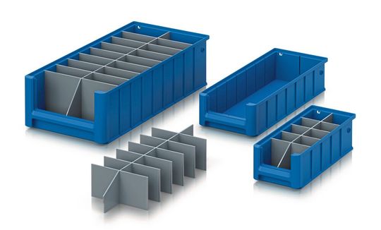Auer Packaging hat sich für seine Transport- und Lagersysteme Verbessrungen einfallen lassen. Hier sind die bekannten Regalkästen zu sehen, die mit einschiebbaren Gefachen nun feiner aufgeteilbar sind. Auch für die Eurobehälter gibt es etwas Neues. Im Beitrag mehr dazu.(Bild:  Auer Packaging)