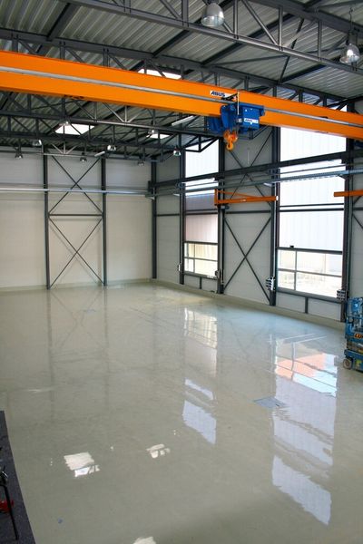 Modern ist nicht nur das Design der Fassade in den traditionellen Firmenfarben. Auch die Innenausstattung entspricht den neuesten technischen Standards. (Bild: Hydropneu)