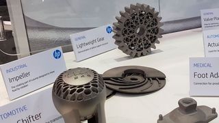 HP zeigte auf der Formnext 2018 erstmals in Europa seinen Metal-Jet-Drucker, der Metallteile im Binder-Jetting-Verfahren fertigt. (D.Quitter/konstruktionspraxis)