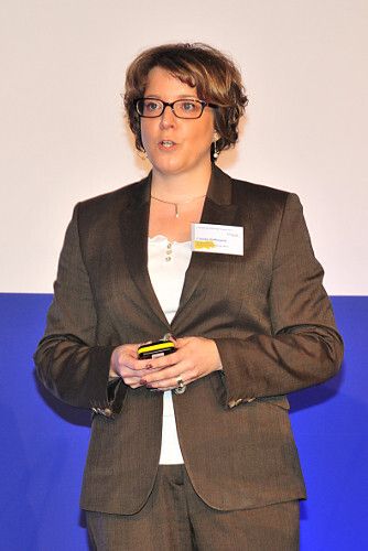 Claudia Kefferpütz stellte Vergangenheit, Gegenwart und Zukunft der Kampagne „Autoberufe – Mach Deinen Weg!“ vor. (Foto: Schmidt)