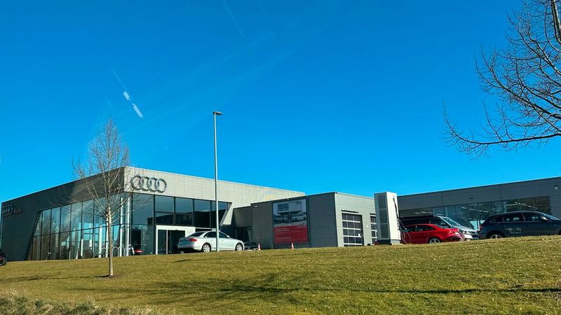 Nachhaltigkeit hat im Familienunternehmen einen hohen Stellenwert: Das Autohaus Stiglmayr hat nicht nur ein eigenes Bienenvolk und setzt auf Fotovoltaik sowie umweltbewusste Werbemittel. Es hat auch seine Azubis zu Nachhaltigkeitsscouts ausbilden lassen: Ihre Aufgabe ist es, die Autohausmitarbeiter entsprechend zu sensibilisieren. (Bild: Jonas Blank)