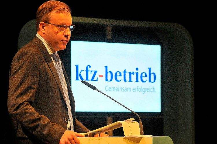 Florian Fischer begrüßte die Gäste  im Namen der Vogel Business Media sowie des Verbandsorgans »kfz-betrieb« mit den Worten: „Die Branche hat allen Grund, optimistisch nach vorne zu blicken. Für uns ist 2016 ein ganz besonderes Jahr: Wir feiern 125 Jahre Vogel Business Media. Ob auf unseren eigenen Veranstaltungen oder auf der Automechanika  – ich freue mich in unserem Jubiläumsjahr darauf, viele Gespräche zu führen.“   (Foto: Zietz)