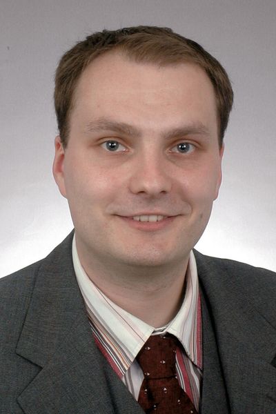 „Auf Grund steigender Energiekosten wird für die Industrie das Puffern von Spitzenleistungen mittels Batterien attraktiv, um Kosteneinsparungen im Energiebereich zu erzielen“, erwartet Dr. Rainer Bußar, Gruppenleiter Systementwicklung bei Exide Technologies. (Bild: Exide Technologies)