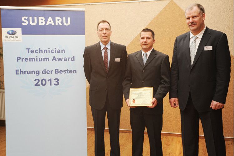 Den zweiten Platz in der Kategorie „Senior Technician Level“ sicherte sich Jörg Deter vom Autohaus Hansastraße in Berlin (Mitte). Es gratulieren Subaru-Service-Chef Jörg Kracke (re.) und Ausbildungsleiter Kay Hottner. (Foto: Subaru)
