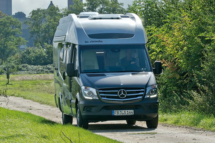 Beim La Strada Nova steigt der Basispreis von 91.076 Euro in der gefahrenen Variante auf 128.631 Euro, wobei freilich allein rund 15.000 Euro auf das Konto des Allradantriebs gehen. (Bild: RBPR Ralph Binder Public Relations)