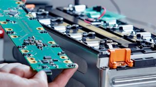 Am Akku wird kräftig geforscht. Reichweiten, Haltbarkeit und Ladezeiten sind entscheidende Faktoren für die Akzeptanz der E-Mobilität. (Bild: Daimler)