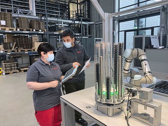 Eine einfache und intuitive Bedienung ist wichtig, wenn möglichst viele Mitarbeiter in der Montage den Cobot eigenständig nutzen sollen.(Bild:  Item)