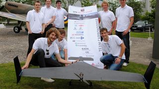 Das Carbongoose-Team mit dem Flugzeug aus CFK.  (Bild:CFK-Valley Stade)