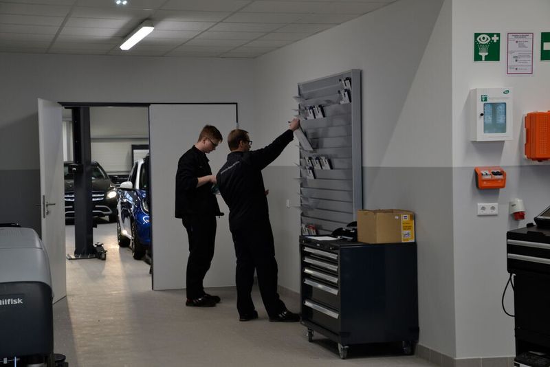 Papier gibt es im Airport-Center kaum noch. Die Aufträge werden über die Software Job Router gesteuert.  (Mauritz/»kfz-betrieb«)