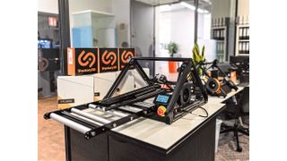 Das ist der erste sogenannte Fließband-3D-Drucker des Start-ups „iFactory3D, das ihn vom 15. bis 18. November auf der Formnext in Frankfurt am Main vorstellen wird. Was er kann, wird aber schon in diesem Beitrag näher erklärt. (Bild: iFactory3D)