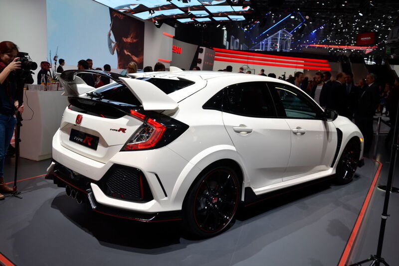Bei Honda steht der neue Civic Type R im Mittelpunkt, die in Genf seine Weltpremiere feiert. Der Produktionsstart des Kompaktsportlers ist für Sommer 2017 geplant.  (Mauritz / »kfz-betrieb«)