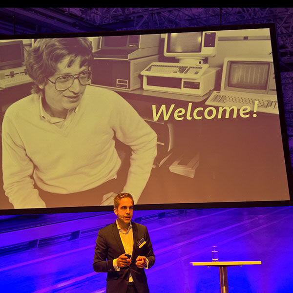 „Die Visionen von Bill Gates werden jetzt umgesetzt.“ Sebastian Seutter, Industry Lead Manufacturing, Director, Microsoft, eröffnet das Microsoft Envision Forum: Manufacturing.  (Rüdiger)