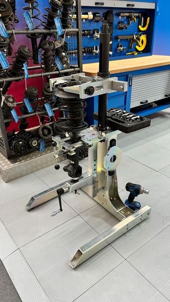 Die ausgestellte Palette reichte vom Spannwerkzeug für Federbeine ... (Bild: Schreiner – VCG)