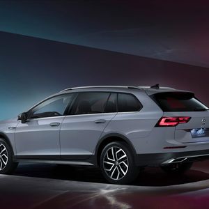 Nicht vorgesehen sind für den Kombi dagegen die Plug-in-Modelle mit Steckdosen-Anschluss und auch der starke GTI bleibt dem Variant verwehrt.(Bild:  Volkswagen)