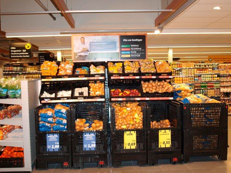 So werden Lebensmittel bei Edeka nun in einem Dynamic Shipper von Tosca feilgeboten. Der Boden rückt nach oben, sobald Ware entnommen wird. Das schont den Rücken der Kunden, nichts bleibt mehr ganz unten liegen. (Tosca)