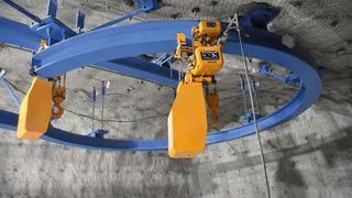 Die stromlos vernickelte Lastkette wird unter Tage sicher im Kettenbehälter aus Stahl platziert. (Bild: Kito)