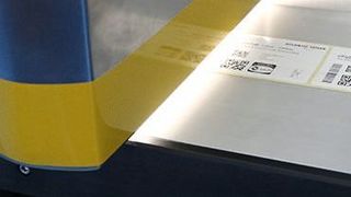 Die Workstation des Highspeed-Drucksystems Digiline Label erlaubt es, per Kamera erkannte fehlerhafte Etiketten einfach und sicher manuell zu entfernen. (Atlantic Zeiser)