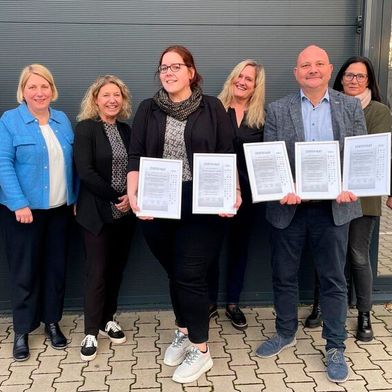 Freuten sich über die Zertizierung (v.l.): Daniel Giese (Screen),Susanne von Kneten (Stellantis), Monika Zechbauer (Audi), Anne-Kathrin Sandte (Screen), Christiane Nicolai (Audi), Markus Poser (Seat Deutschland), Yvonne Fromm (VW NFZ/ VW AG) und
Stefan Hoy (Sam Motion). (Bild: SEAT)